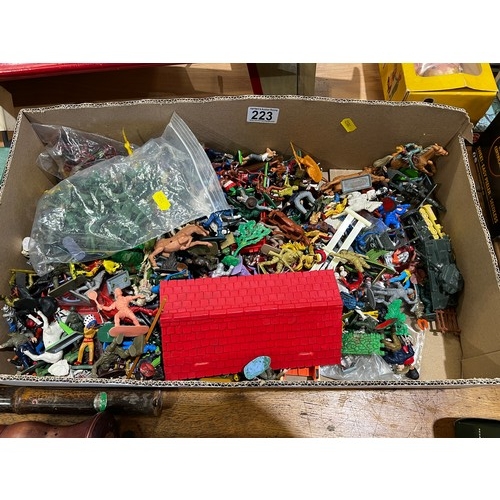 223 - Box plastic toy soldiers