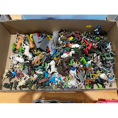 216 - Box plastic toy soldiers