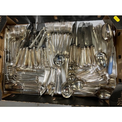 200 - 12 Place cutlery set etc a1 silver plate