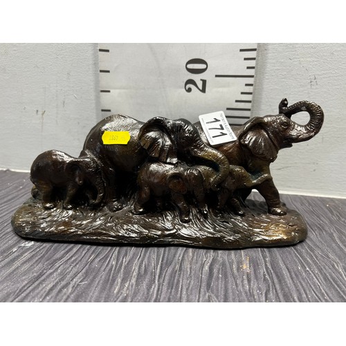 171 - Bronze statue elephant family