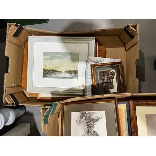 147 - Box + quantity loose pictures