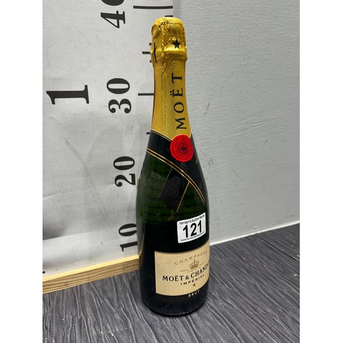 121 - Bottle Moet & Chandon champagne unopened