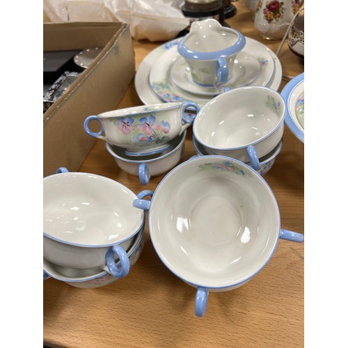 237 - Large quantity shelley dinner ware