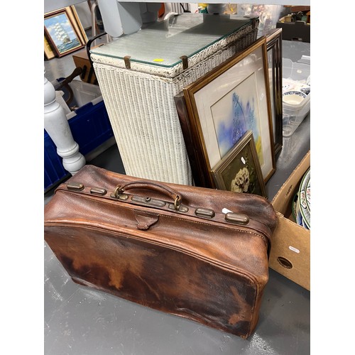 196 - 2 Boxes vintage meat platters & blue & white plates + pictures + linen box