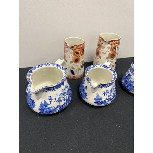 320 - 3 Graduated 'willow pattern' jugs + 2 Victorian jugs