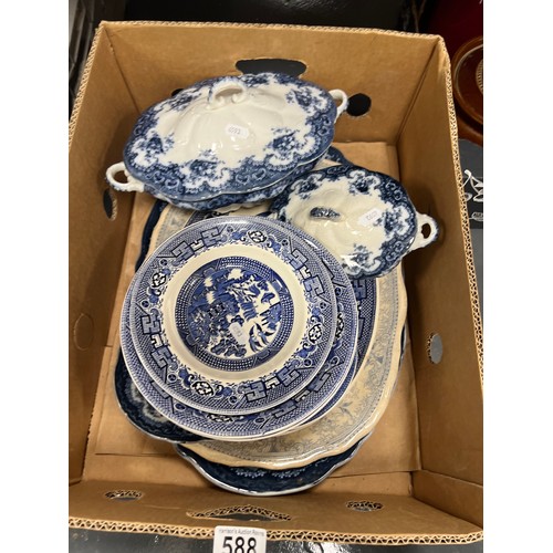 588 - Box blue/white pottery