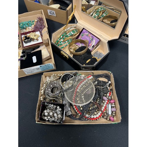 424 - Large quantity vintage & other jewellery inc silver & memorial brooch etc