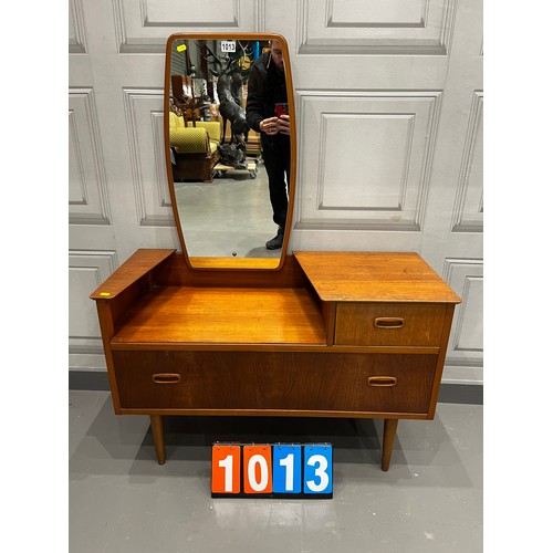 1013 - Mid century teak dressing table with drawers