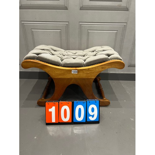 1009 - Chesterfield style footstool