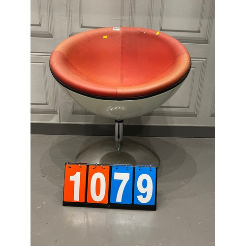 1079 - Mid century 'spaceman' pod egg chair