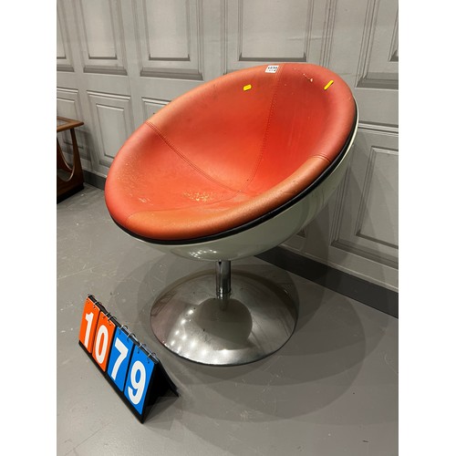 1079 - Mid century 'spaceman' pod egg chair