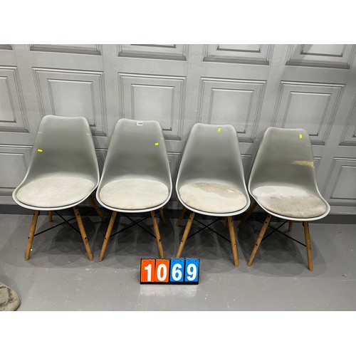 1069 - 4 Mid century style chairs