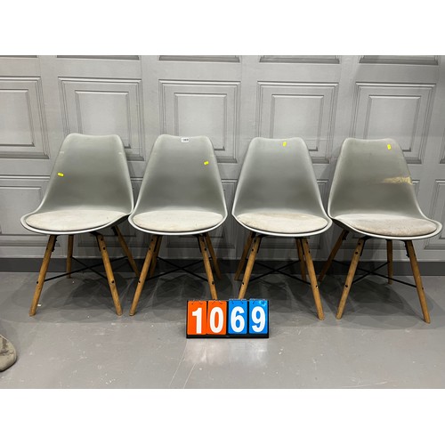 1069 - 4 Mid century style chairs