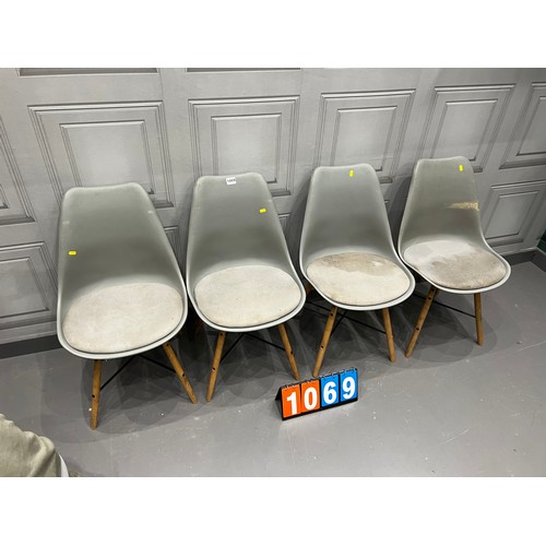 1069 - 4 Mid century style chairs