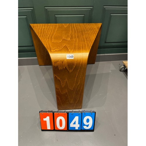 Lot 1049      