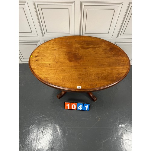 1041 - Victorian style centre table on carved base