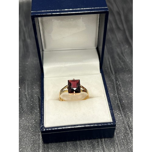 507 - Large Garnet set in 18ct Gold 2.8g gross size S/T