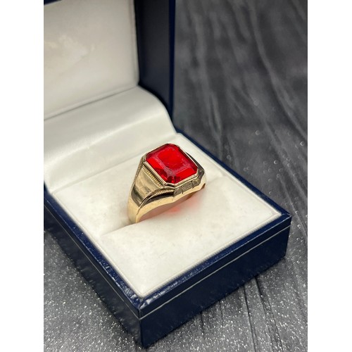 502 - 10ct Gold Ring with Red Stone 4.6g gross size T