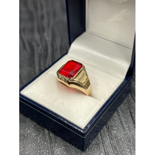 502 - 10ct Gold Ring with Red Stone 4.6g gross size T