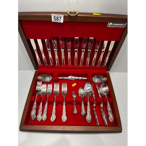 587 - Oneida silversmith plated cutlery set in presentation Box