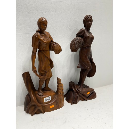 642 - 2 vintage wooden Figures