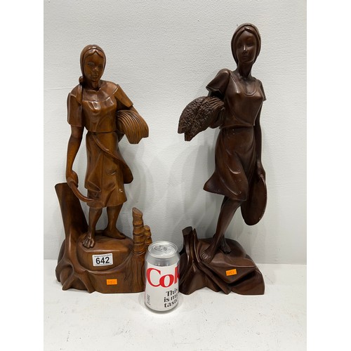 642 - 2 vintage wooden Figures