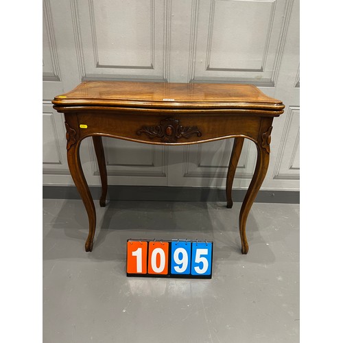 1095 - Victorian walnut inlaid games table