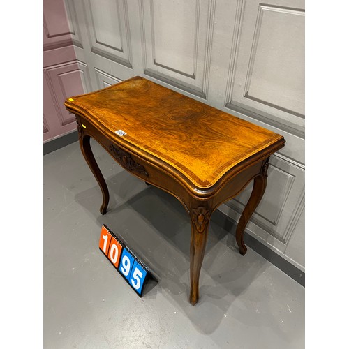 1095 - Victorian walnut inlaid games table