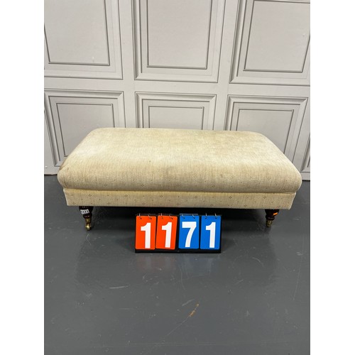 1171 - Victorian style foot rest on casters