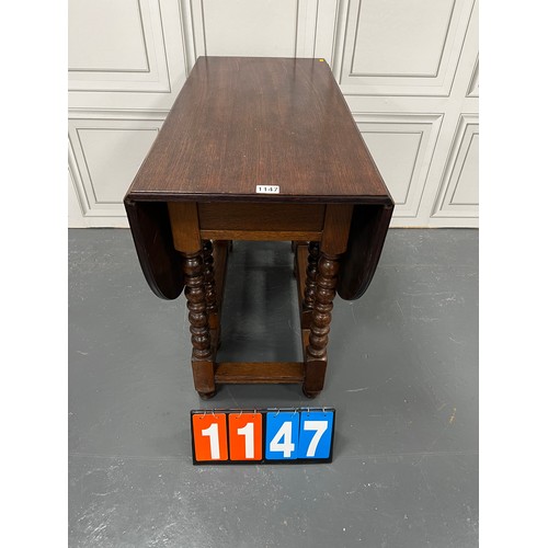 1147 - Vintage oak drop leaf on bobbin legs