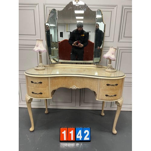 1143 - Vintage french style dressing table