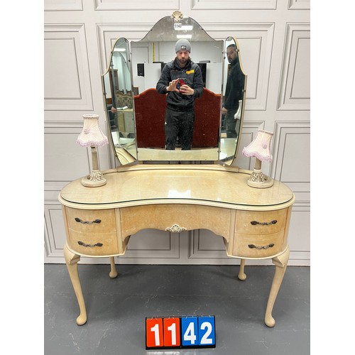 1143 - Vintage french style dressing table