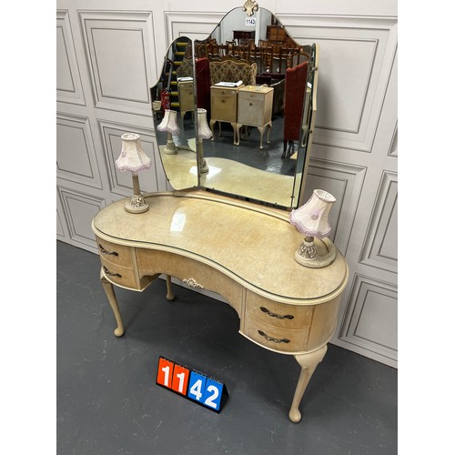 1143 - Vintage french style dressing table