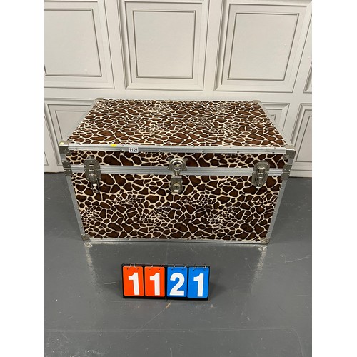 1121 - Large leopard print trunk