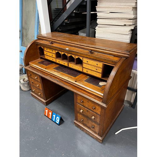 1119 - Fabulous Victorian oak leather top dome top desk with pull out work space