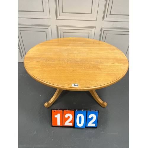 1202 - Small round table