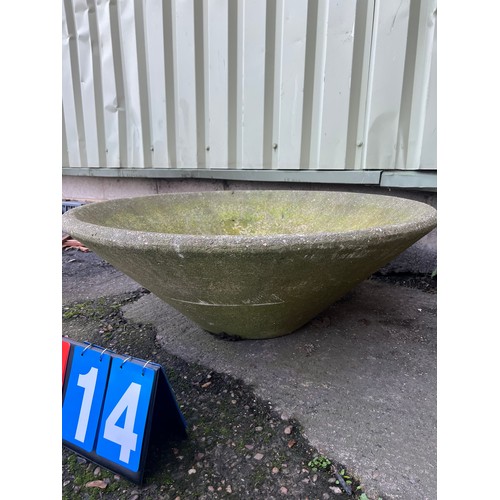 1114 - Large concrete garden planter