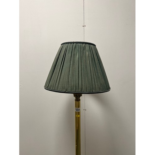 1094 - Brass standard lamp on paw foot