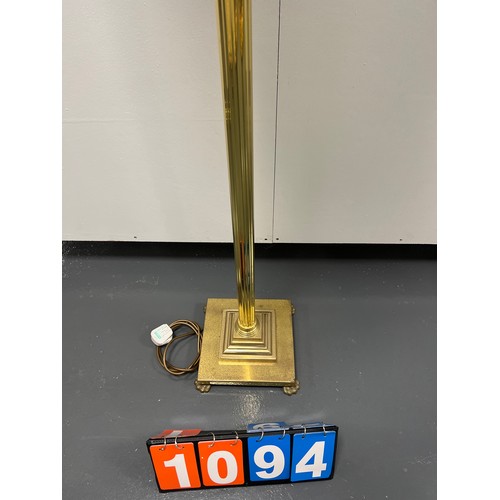 1094 - Brass standard lamp on paw foot