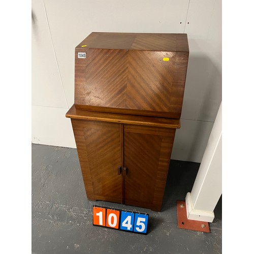 1045 - Singer sewing machine in art deco walnut cabinet