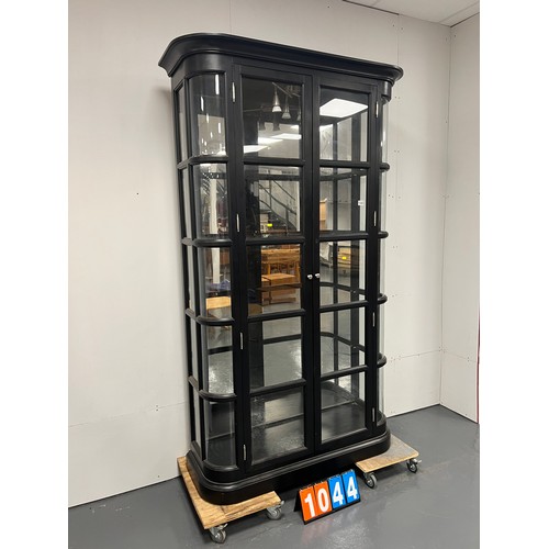 1044 - Superb qualtity shop/ display cabinet inc shelfs