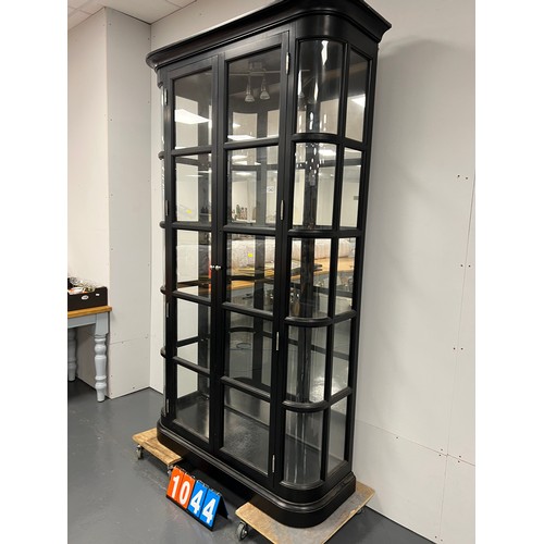 1044 - Superb qualtity shop/ display cabinet inc shelfs