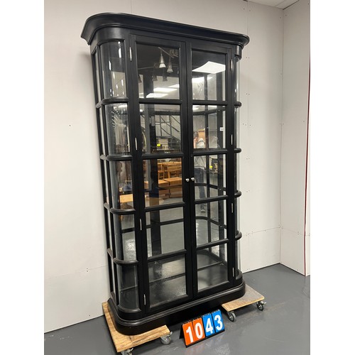 1043 - Superb qualtity shop/ display cabinet inc shelfs