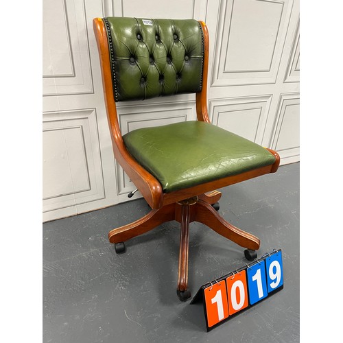 1019 - Leather chesterfield office chair