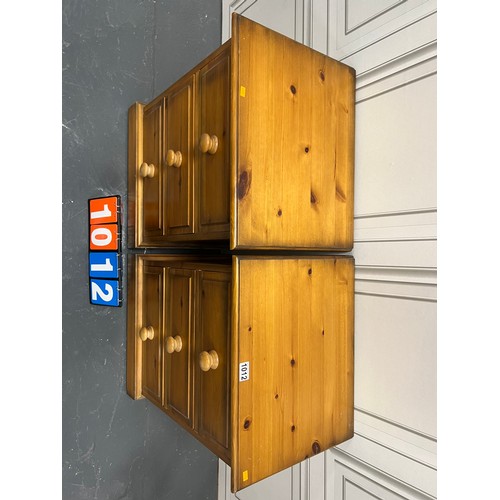 1012 - Pair of solid pine bedside cabinet/ chests