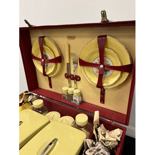 264 - Vintage picnic set circa 1930's - 40's