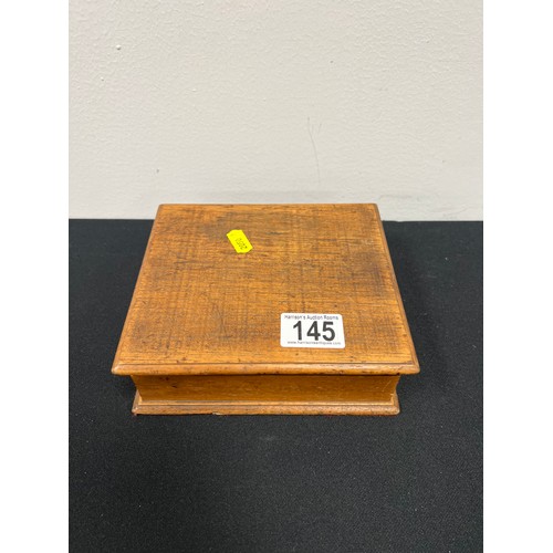 145 - Oak box with 12 vintage WW2 uniform buttons