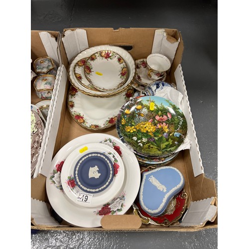 19 - 2 Boxes decorative wall plates spode etc