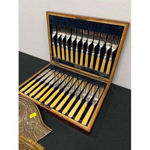 568 - Vintage cased fish knives & forks + table table dust pan & brush