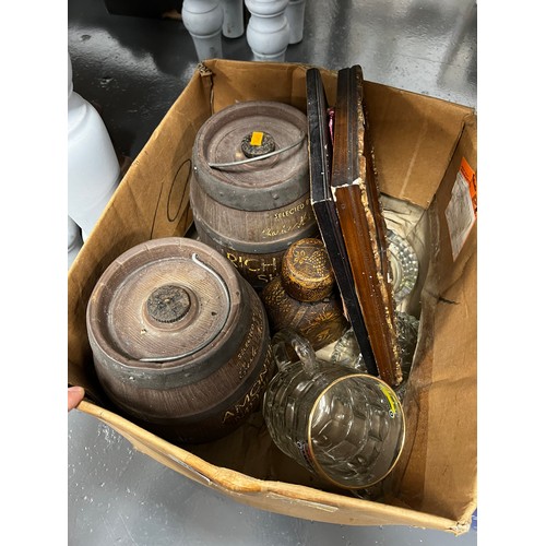 561 - Box sherry barrels etc